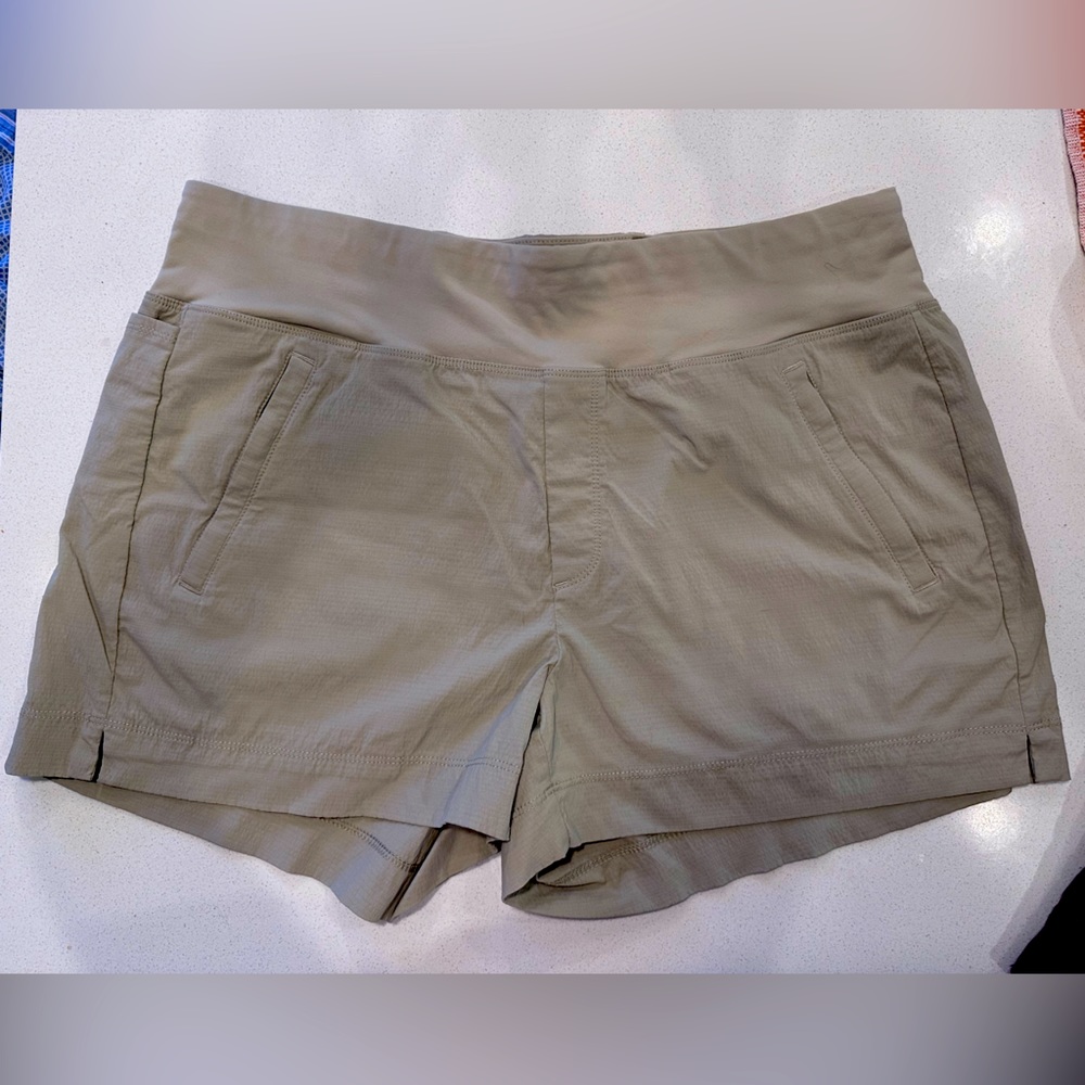 Athleta Trekkie North Short Tan Size 14